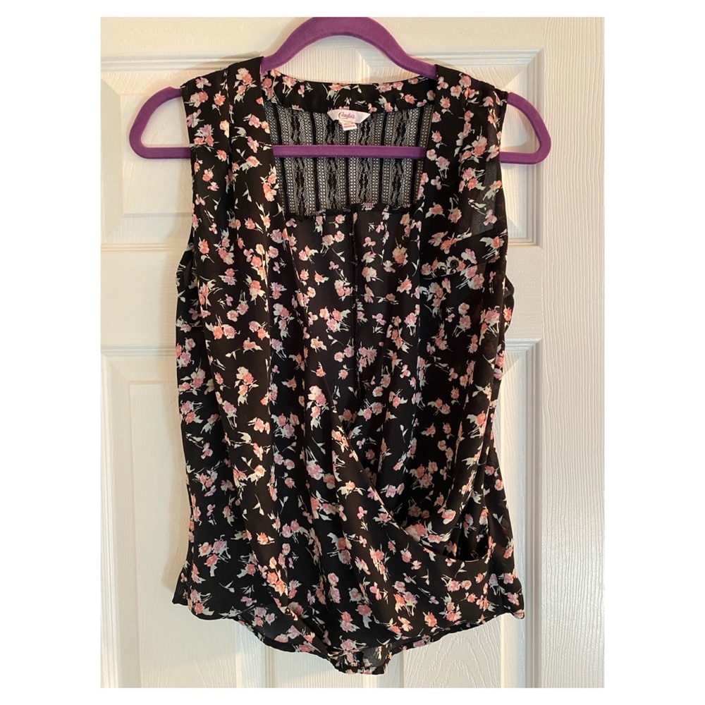 Worn only 3 times. Very pretty and in great condition.